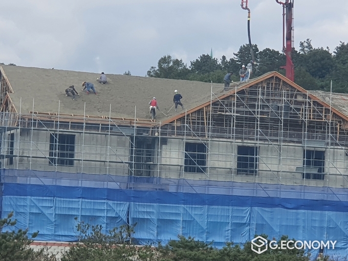 지난24일 금요일 임실N농특산물 유통센터 건립사업 지붕공사현장... 안전장비도 없이 공사중 8명 작업자중 4명은 안전모착용, 4명은 미착용하고 아슬아슬하게 공사하는 모습 (사진=지이코노미DB)