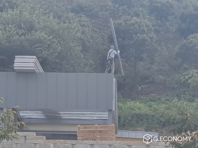지난24일 금요일 임실 화물 자동차 공영차고지 조성사업 지붕공사중인 작업자도 안전모 하나없이 일을 하고 있는 모습 (사진=지이코노미DB)