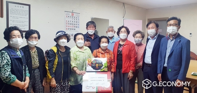 장명동 주민자치위원회, 경로당에 떡 간식 선물(사진=정읍시청)