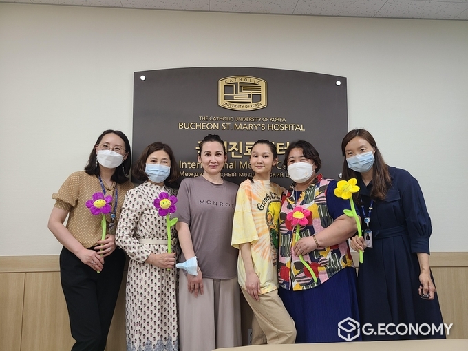 가콜릭대학교 부천성모병원 국제진료센터 앞에서 다라 아민의 건강한 귀국을 축하하고 있다