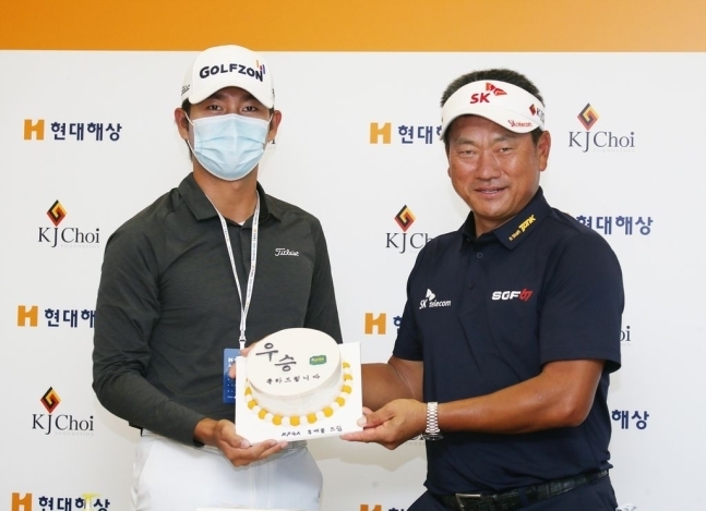 30일 최경주 인비테이셔널 1라운드를 마치고 코리안 투어 후배들을 대표해 우승 축하 떡 케이크를 전달한 김동은(왼쪽)과 최경주 (사진: )KPGA
