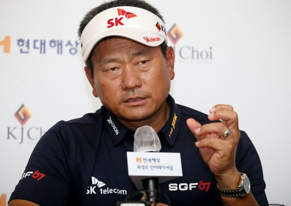 최경주가 30일 경기도 여주 페럼클럽에서 열린 한국프로골프(KPGA)투어 현대해상 최경주 인비테이셔널 1라운드를 마치고 인터뷰하고 있다. (사진 : KPGA)