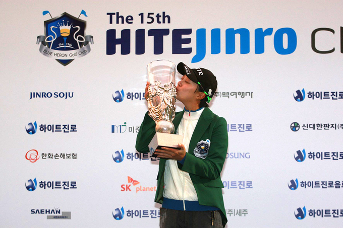2014년 대회에서 우승한 김효주가 우승트로피에 키스하고 있다. (사진 : 세마)
