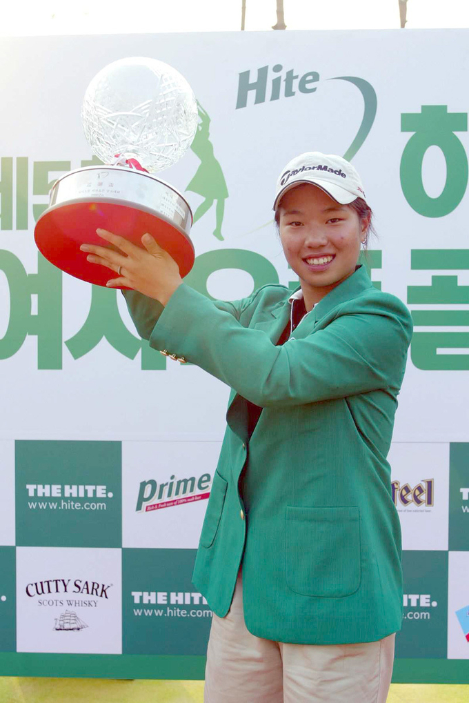 2004년 대회에서 안선주와 연장전 끝에 우승한 박희영이 우승트로피를 들고 환하게 웃고 있다. (사진:세마)