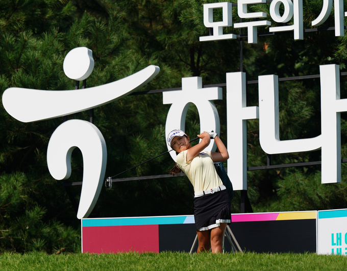 송가은이 9번 홀 티잉구역에서 드라이버 샷을 하고 있다. (사진: 하나금융그룹 챔피언십 대회본부)