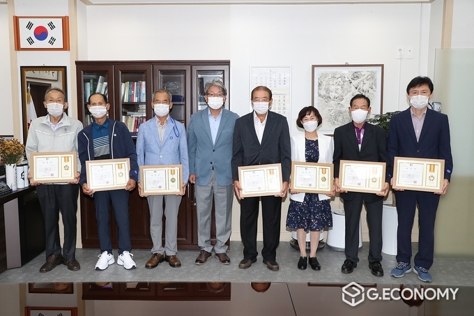 유진섭 시장, 제25회 노인의날 기념 유공자에 표창장 수여(사진=정읍시청)