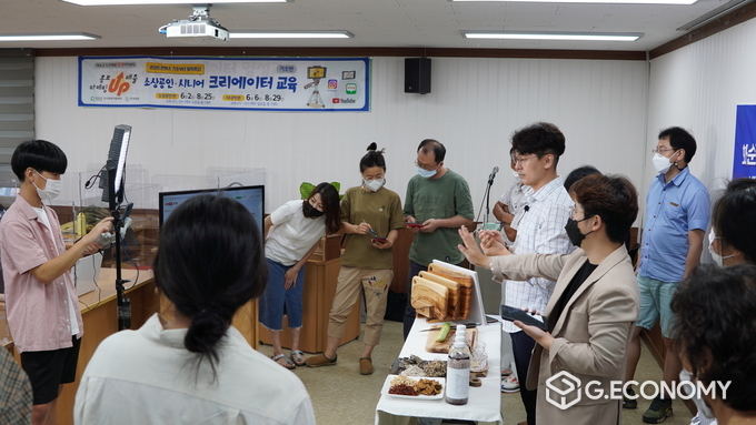 사진=시니어 소상공인 크리에이터 기초반 수강 중인 모습