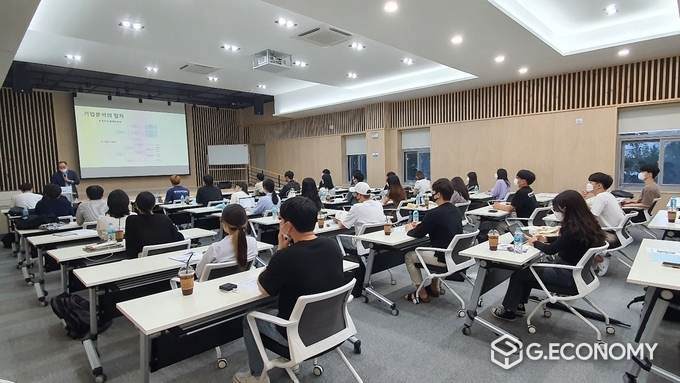 사진=전북도, 2021년도 선도기업 분석대회 참가자 교육