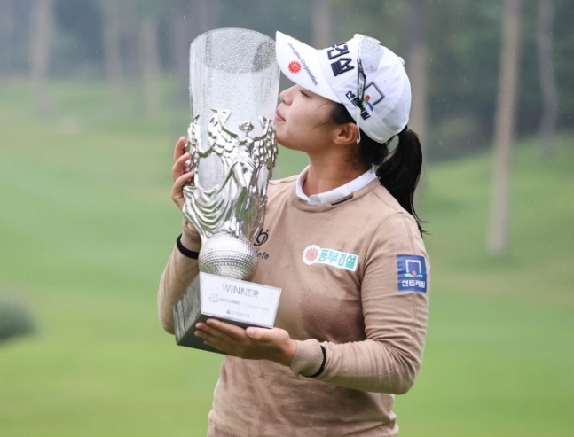 김수지가 10일 하이트진로 챔피언십 우승 트로피에 키스하고 있다. (사진 : KLPGA 제공)