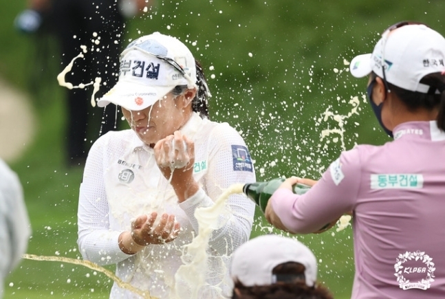 10일 경기 여주 블루헤런GC에서 열린 한국여자프로골프(KLPGA) 투어 제21회 하이트진로 챔피언십 최종라운드에서 우승한 김수지가 동료들로부터 맥주로 축하 세리머니를 받고 있다. (사진 : KLPGA 제공)