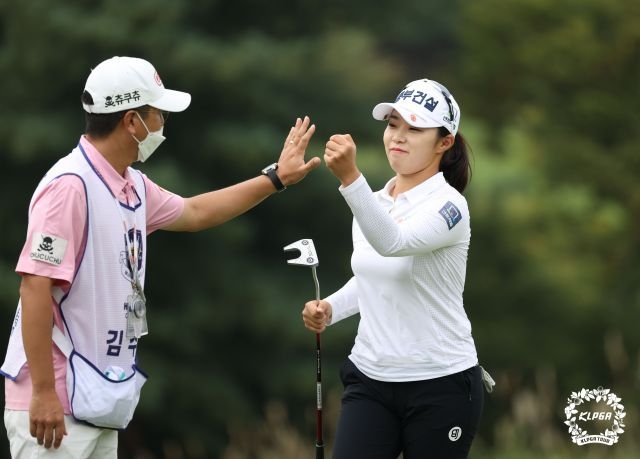 김수지(오른쪽)가 10일 경기도 여주 블루헤런 골프클럽에서 2021시즌 한국여자프로골프(KLPGA) 투어 마지막 메이저 대회로 열린 제21회 하이트진로 챔피언십 최종 4라운드 4번 홀에서 버디를 잡은 뒤 캐디와 주먹치기로 세리머니를 하고 있다. (사진 : KLPGA 제공)