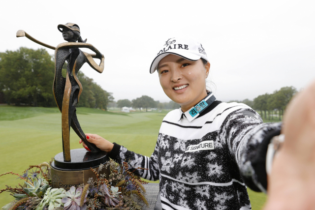 고진영이 파운더스컵에서 우승을 차지한 뒤 ‘셀피’를 찍고 있다. (사진: LPGA 투어)