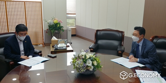 사진=신원식 부지사, 국가예산 확보위한 기재부 핵심라인 설득나서(안도걸 제2차관-신원식 정무부지사)