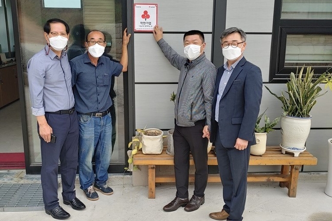 사진=김제시 백구면 착한가게 14호점 동연기공 15호점 신모산업 현판전달
