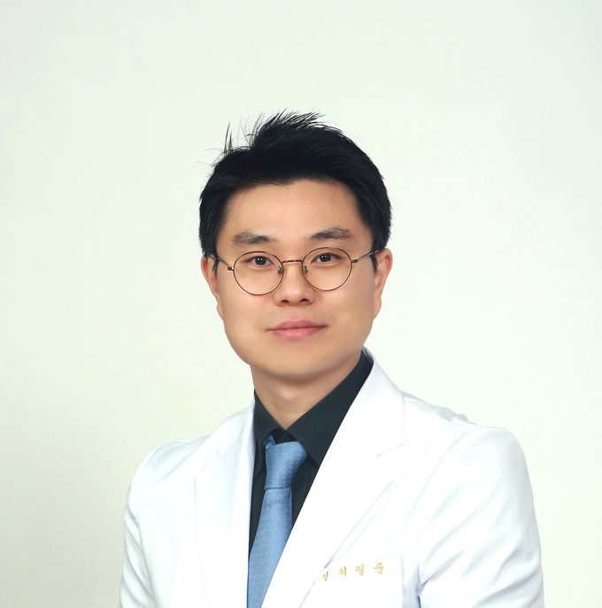 한방치료카 사당역점 맑은숲한의원 최필준 원장
