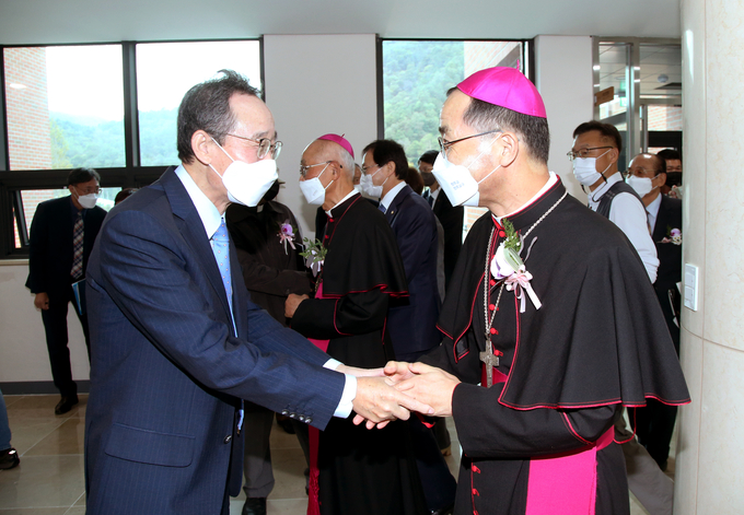 사진=전주 치명자성지 세계평화의전당 개관식 / 김선태 교구장 주교와 악수를 하는 송하진도지사