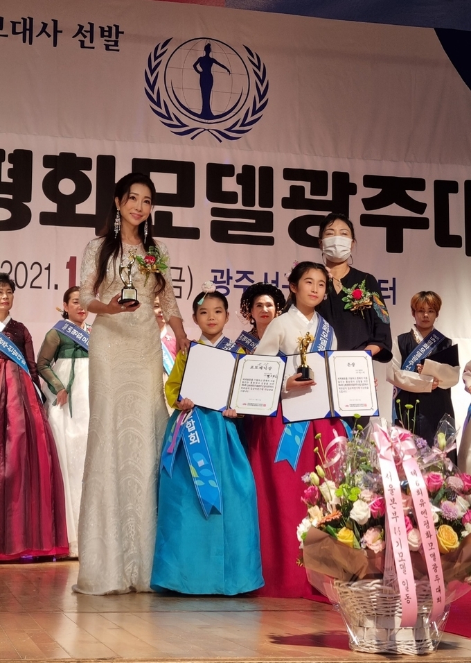 사진: 보니타버니 드레스를 입고 시상자로 무대에 오른 이선율 박사(좌측), 나유송, 반가연 모델