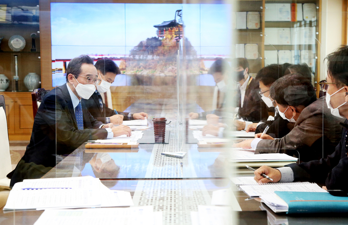 19일 전북도청 회의실에서 열린 2022년 국가예산 확보 전략회의에 송하진 도지사를 비롯한 실,국장들이 참석하여 각 실‧국별 중점사업의 최대 예산반영을 위한 전략적 대응 방안을 집중 논의하고 있다.(사진=전북도청)