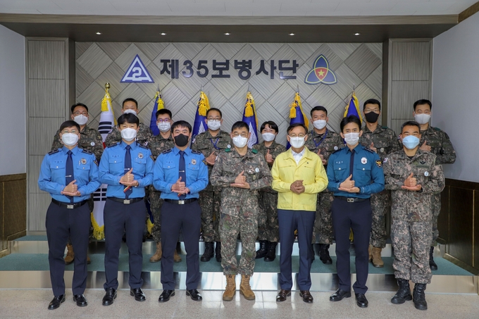 10월 19일 35사단 사령부에서 개최된 통합방위 유관기관 락드릴에 참석한 관·군·경 관계자들이 기념사진을 찍으며 덕분에 포즈를 취하고 있다(사진=육군35보병사단)