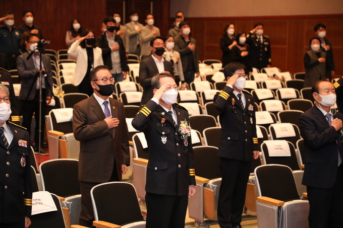 21일 전북경찰청 1층 온고을 홀에서 ‘국민을 안전하게 법집행을 공정하게’ 라는 부제 아래 제 76주년 경찰의 날 행사(사진=전라북도 경찰청)