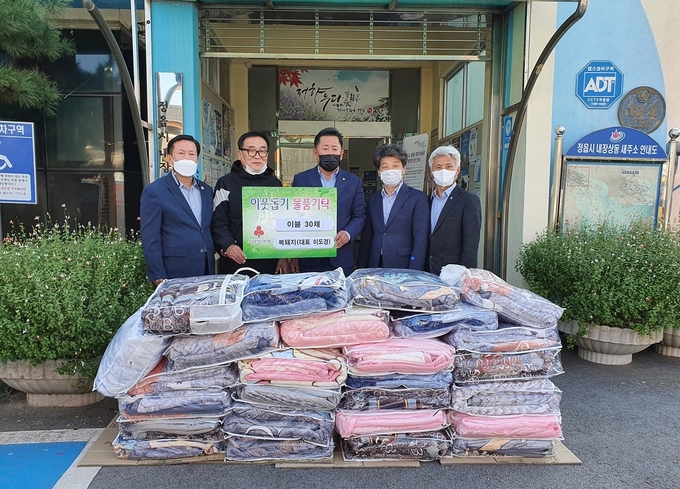 내장상동 복돼지 이도경 대표, 따뜻한 겨울나기 이불 기탁(사진=정읍시청)