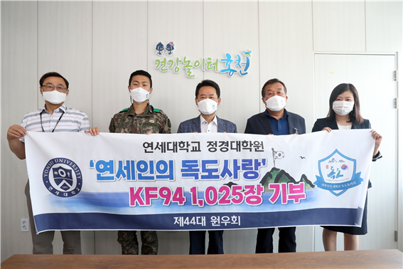 사진: 홍천군 허필홍 군수와 함께한 마스크 전달식