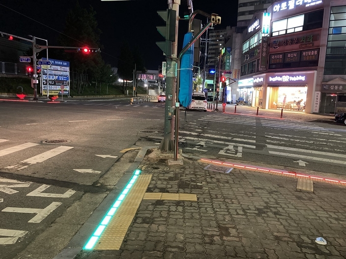 사진=횡단보도에 LED 바닥형 보행신호등