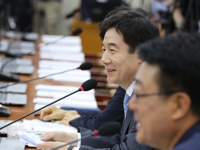 사진 = 국회 상임위장에서의 이용호 의원