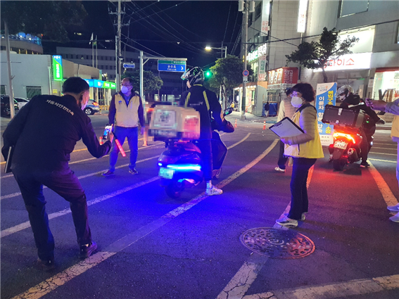 사진=지난 25일 여수경찰서, 한국교통안전공단 광주전남본부 등과 법규 위반 이륜차 유관기관 합동 단속을 실시하고 있다.