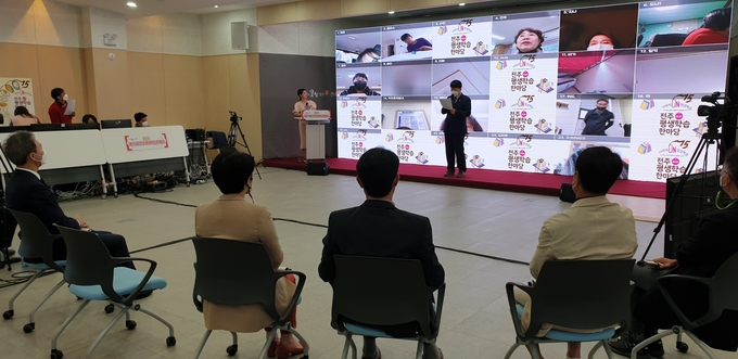 ‘나에게 ON 평생학습’을 주제로 진행된 이번 전주평생학습한마당에 김승수전주시장(사진왼쪽뒷모습)이 참관하여 자리하고 있다. 사진=전주시청