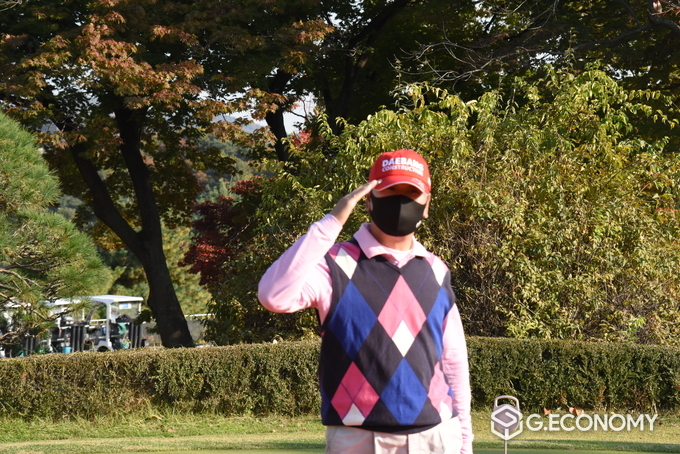 조용언 선수는 19홀 까지 가는 연장 접전 끝에 디펜딩 챔피언 정현호 선수를 이기며 제 56회 한양CC 챔피언에 올랐다.