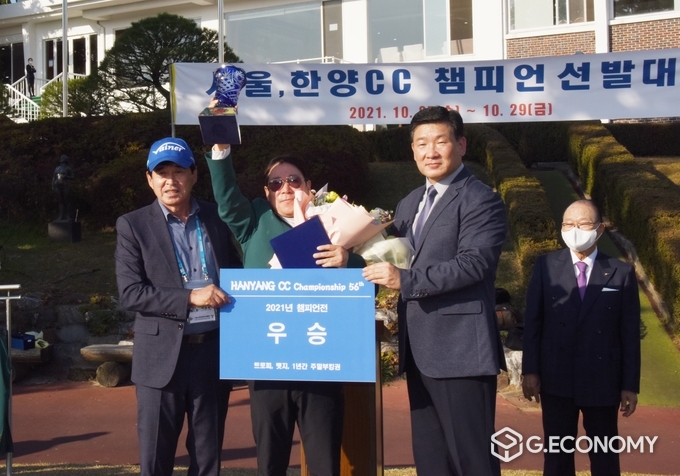 오랜 기간 한양CC 경기위원장을 엮임했던 전병진 선수는 직접 대회에서 한양CC 시니어챔피언에 올랐다.