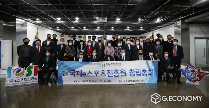 가칭 사단법인 국제e스포츠진흥원 창립총회 전옥이 이사장, 임직원들과 각 지회장을 비롯한 회원, 회원사 등, 이일규 의원(광명시의회), 이미란 단장(광명시 봉사단), 서주영 소장(통일연구소), 하만택 대표(코리아아츠그룹), 남동규 회장(국제미용건강총연합회), 서경자 봉사단당(사랑의 열매), 주용범 총괄본부장((주)웰티에스), 주민규 프로게이머(LOL(롤), 벤티바 대표이사) 등 참여한 기념사진<br>
