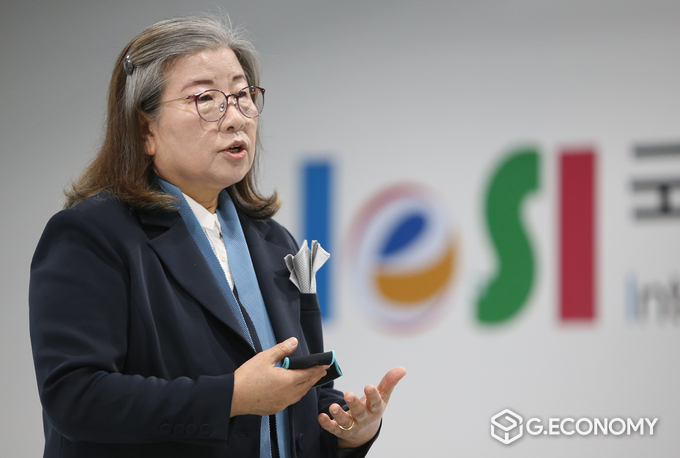 전옥이 이사장이 국제e스포츠친흥원 창립총회에 참여한 귀빈들에게 e스포츠 미래와 나아갈 방향 제시와 전망을 설명하고 있다.