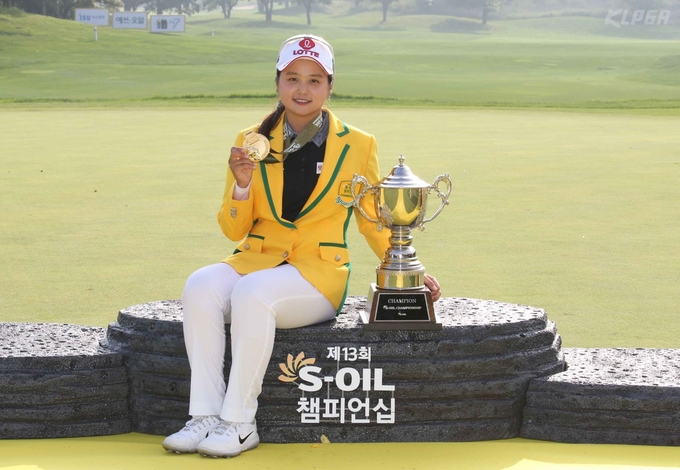 우승 트로피 들고 포즈 취하는 최혜진 (사진 : KLPGA)