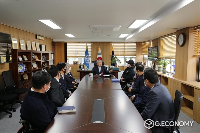 유을상 회장이 신은총 예비역 하사에게 재활을 당부하고 있다. / 사진=대한민국상이군경회