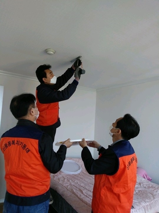 사진=신풍동 복지기동대는 독거노인 및 장애인 세대를 대상으로 LED전등 교체공사 