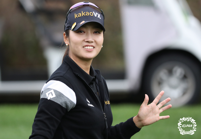 한진선 티 샷 후 이동하며 인사 (사진 : KLPGA)