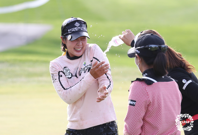 박지영 SOIL 챔피언십 우승 축하 물세례 (사진 : KLPGA)