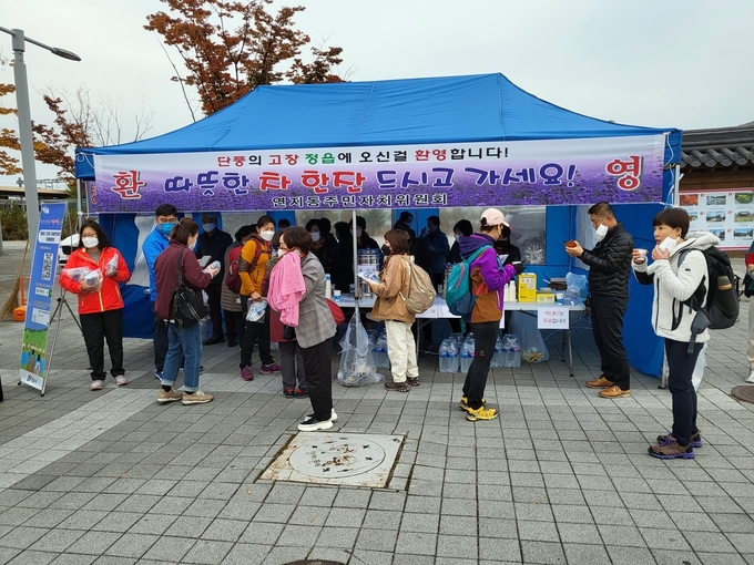 연지동 주민자치위원회, 정읍 방문 관광객을 위한 차(茶) 나눔 행사 가져(사진=정읍시청)