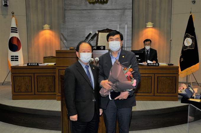 정봉주 대표이사가 지방자치 발전의 공을 인정 받아 전라북도시군의회의장협의회장이 수여한 표창패를 전달(사진=순창군의회)