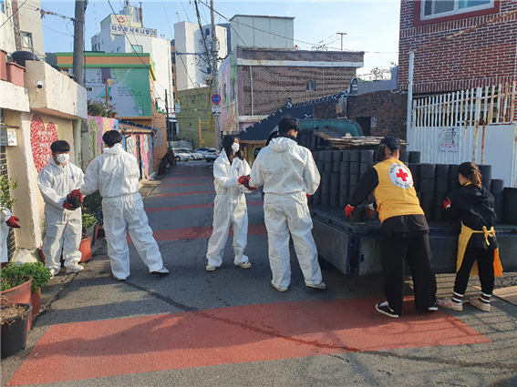 사진=단계적 일상회복(위드 코로나) 시행 후 첫 주말인 지난 6일 대한적십자봉사회 여수지구협의회 디딤돌봉사회(회장 정연옥)는 여수시 서강동 어려운 이웃들에게 사랑의 연탄 1,200장을 전달했다.