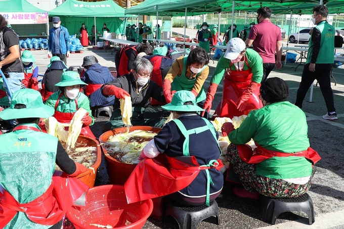 정읍시새마을회, ‘사랑의 김장김치’로 맛있는 나눔 활동(사진=정읍시청)