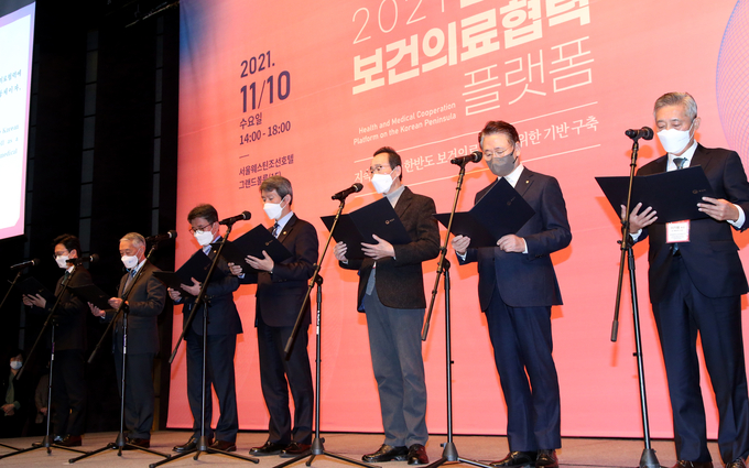 10일 서울 웨스턴 조선호텔에서 열린 한반도 보건의료협력 플랫폼 출범식에 이인영 통일부장관, 송하진 대한민국시도지사협의회장(전북도지사)를 비롯한 참석자들이 한반도 보건의료협력에 관한 공동선언문을 낭독하고 기념사진을 촬영하고 있다. 좌측부터 이준모 컨선월드와이드 대표, 제롬 킴 IVI 사무총장, 류근혁 보건복지부 차관, 이인영 통일부장관, 송하진 대한민국시도지사협의회장(전북도지사), 김영훈 고려대 의료원장, 이기범 북민협회장 순 (사진=전북도청)