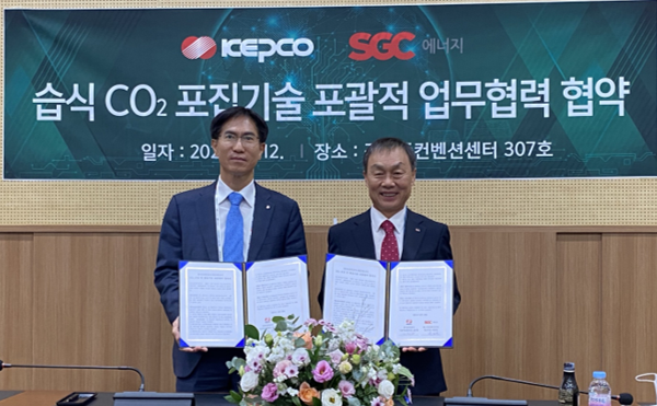 박준영 SGC에너지 대표(우)와 김숙철 한전 기술혁신본부장(좌) <사진= 군산시>