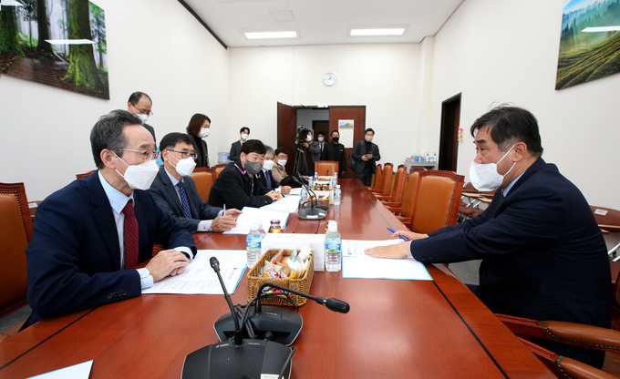 송하진 전북도지사는 16일 서울 국회를 방문하여 박병석 국회의장을 비롯하여 예산심사 관련 핵심인사들과 면담을 갖고 2022년도 전라북도 국가예산 확보 활동을 하고있다. (사진=전북도청)