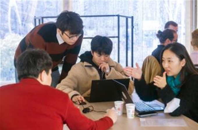 왼쪽부터 성황현 유니버설 로봇 연구원, 이우람 경기과학기술대 전자공학과 교수, 김민우 경기과학기술대 전자공학과 학생, 류희경 농식품인력개발원 스마트팜 창년창업 보육사업 교육생 (사진=전북도청)