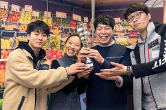 왼쪽부터 김민우 경기과학기술대 전자공학과 학생, 류희경 농식품인력개발원 스마트팜 창년창업 보육사업 교육생, 성황현 유니버설 로봇 연구원, 이우람 경기과학기술대 전자공학과 (사진=전북도청)