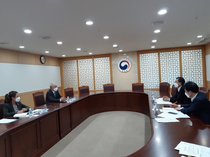 22일 한국대중골프장협회(왼쪽)와 국세청 소득자료관리준비단간 간담회 모습 (사진 제공: 한국대중골프장협회)