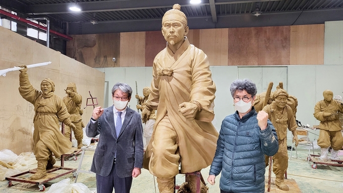 유진섭 시장, 동학농민혁명 동상 ‘불멸, 바람길’ 제작소 격려 방문(사진=정읍시청)